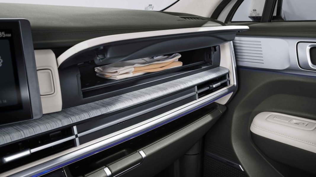 Отсек в центральной консоли с функцией дезинфекции вещей ультрафиолетом